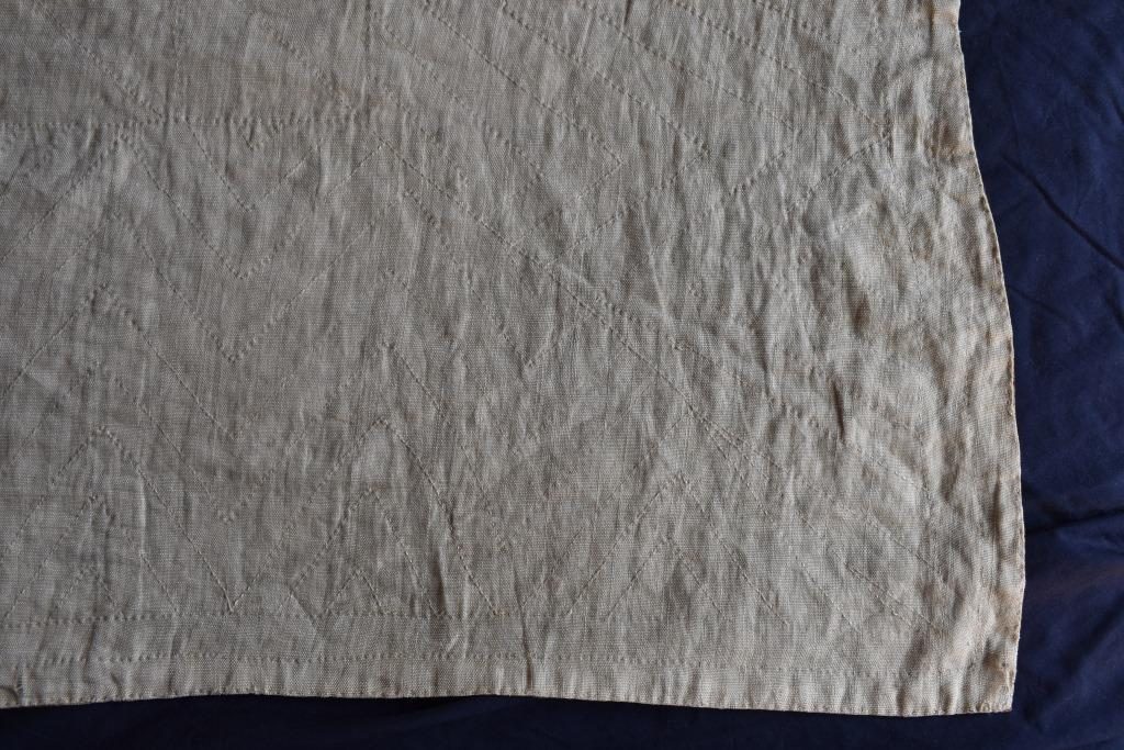 zig zag white quilting on cream reverse of quilt